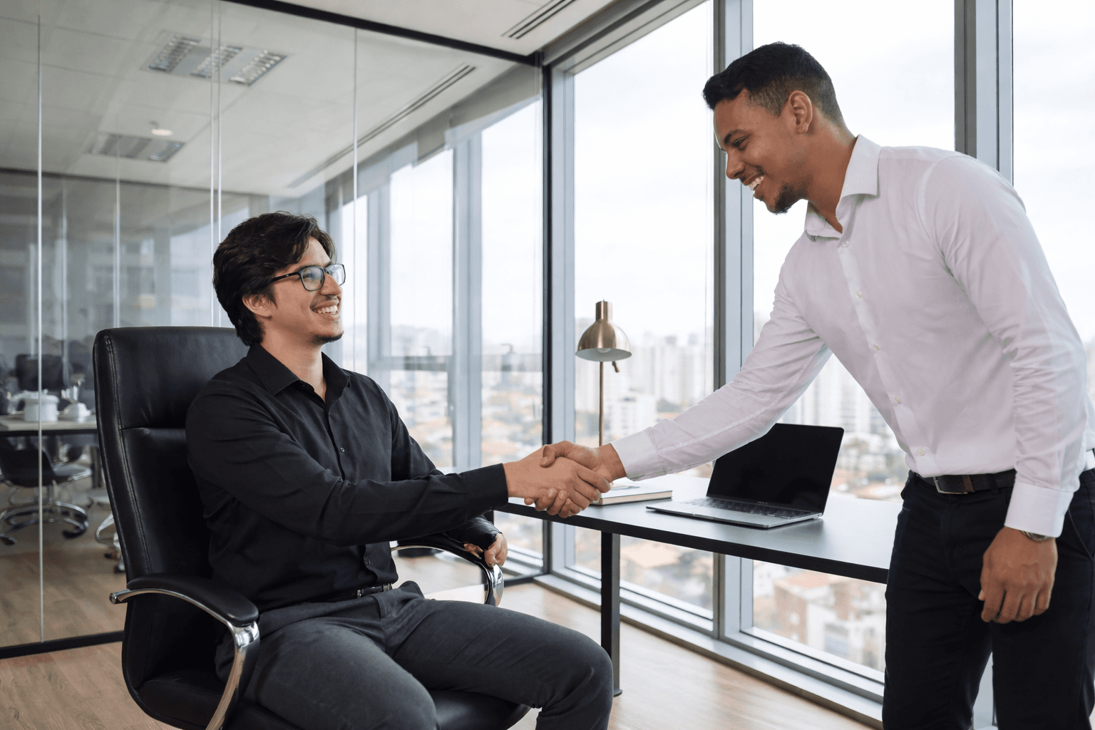 Aperto de mão executivo - ALUX Marketing